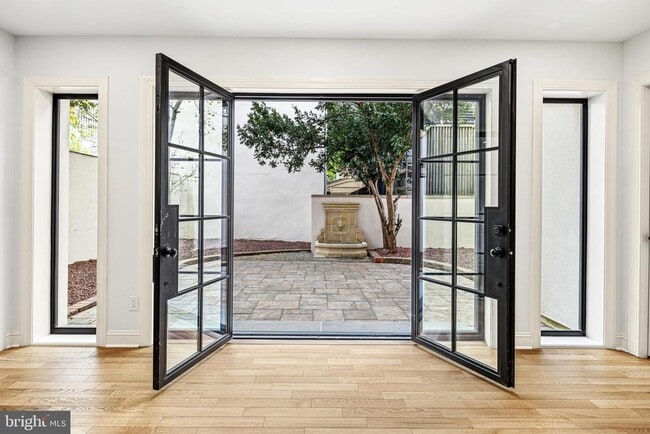 Building Photo - 321 S 3rd St