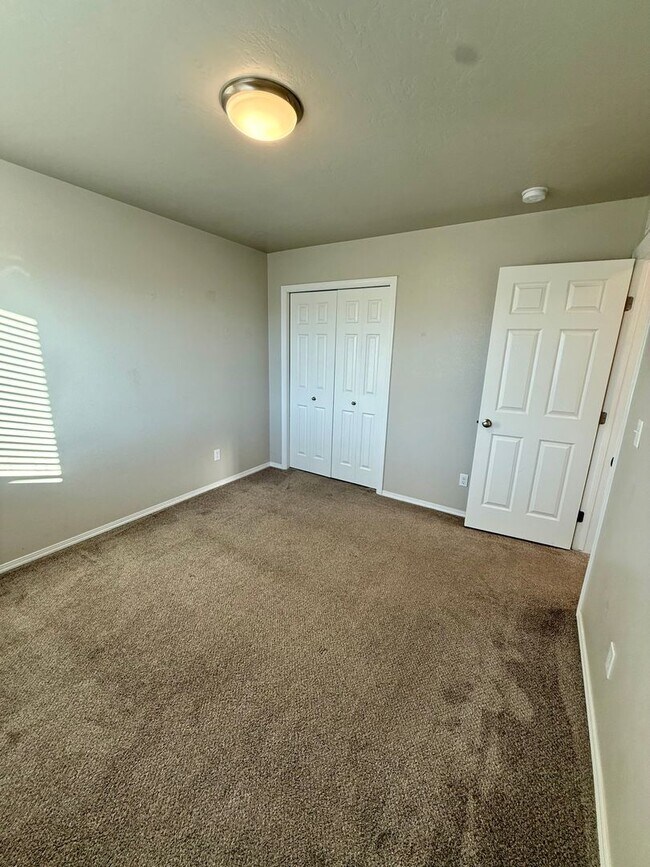 Building Photo - Great location, 3 bedroom two bath home fo...