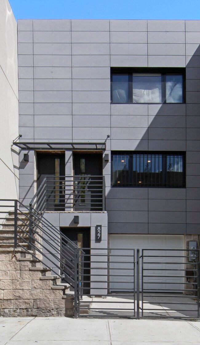 Primary Photo - 827 Gates Ave