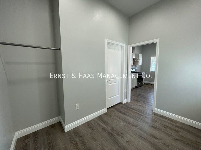 Building Photo - Lovely 1 bedroom Apartment with Parking In...