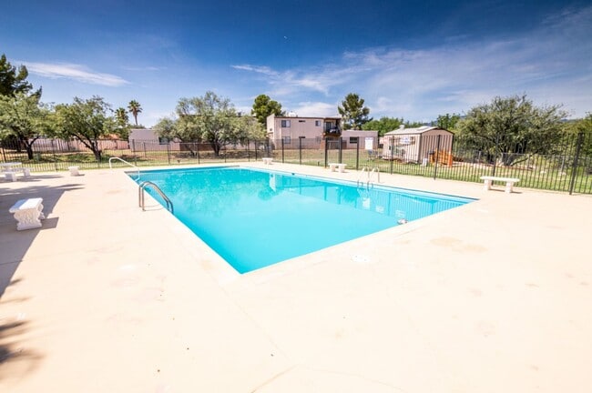 Building Photo - Cozy Condo! 2 Bedroom, 1 Bath, Washer & Dryer and Jacuzzi included!