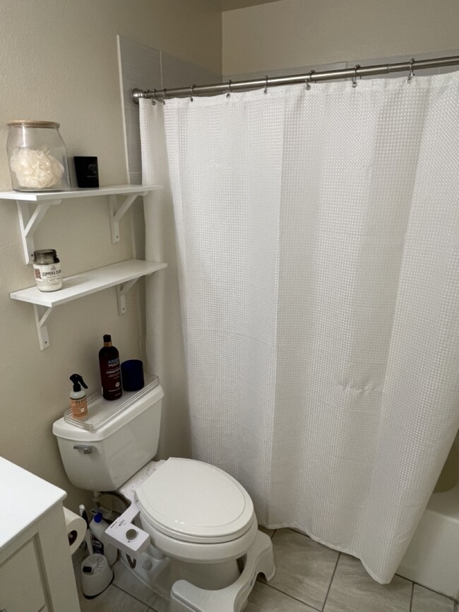 upstairs bathroom - 300 Southridge Pl