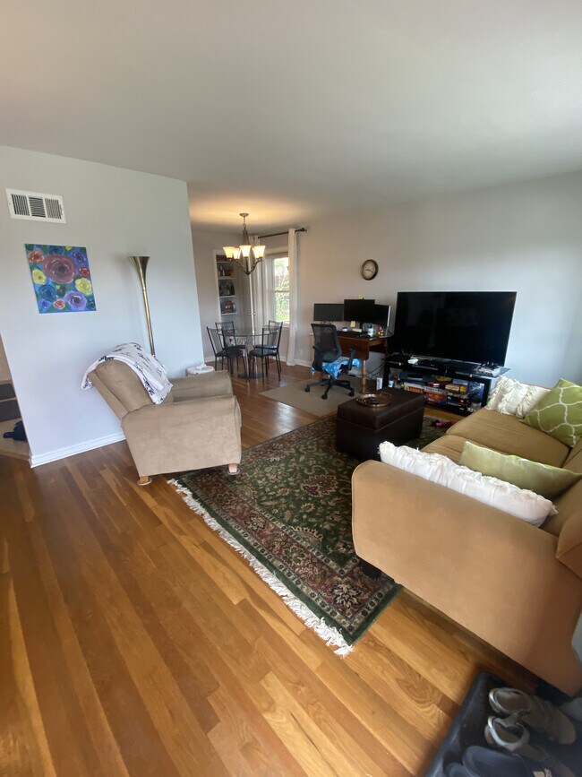 Living Room View from Front Door- - 524 Laven del Ln