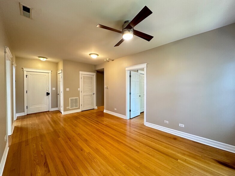 Building Photo - 4609 N Paulina St