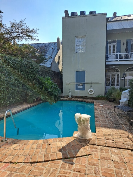 Building Photo - 617 Dauphine St