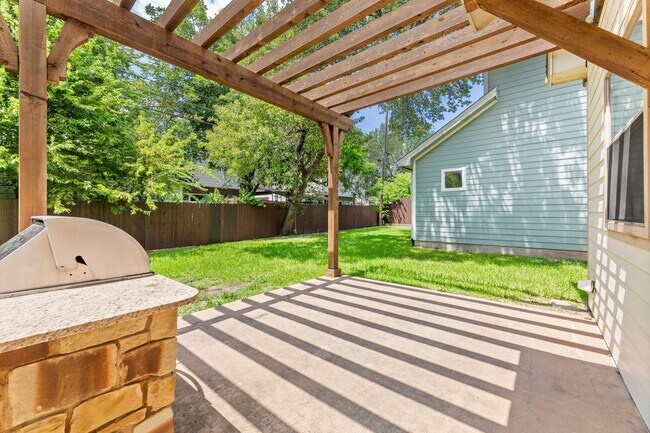 Building Photo - 305 Zennia St