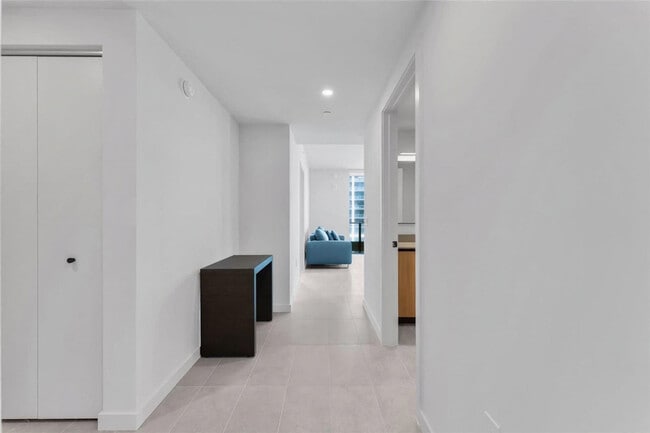 Building Photo - 501 NE 1st Ave