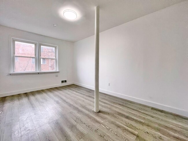 Building Photo - 389 Monmouth St