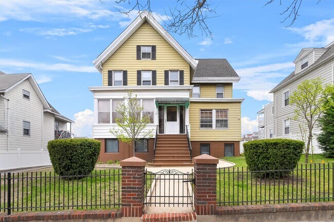 Primary Photo - 135 Beekman Ave
