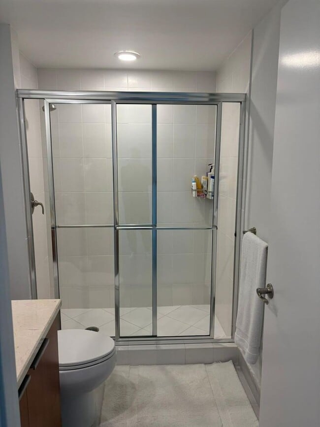 Building Photo - 2650 Lake Shore Dr