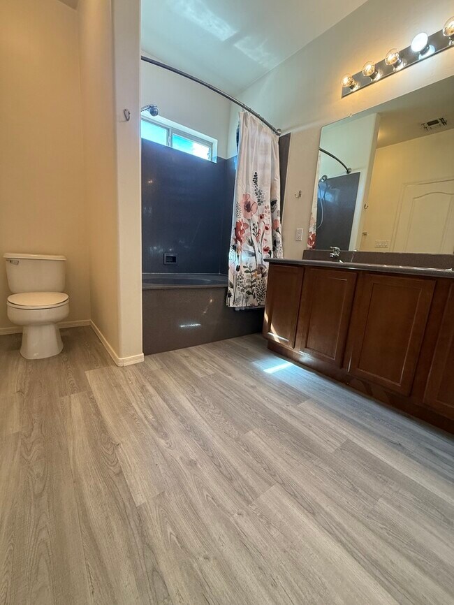 Building Photo - HOUSE FOR RENT