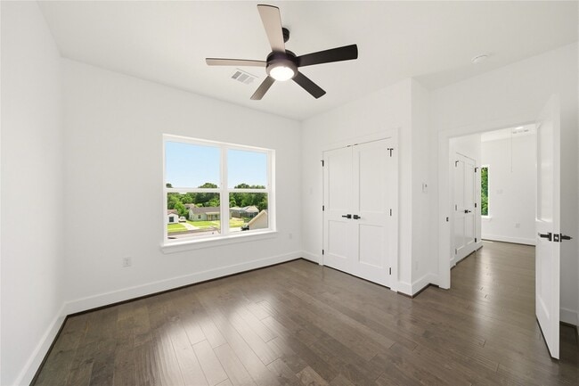 Building Photo - 5024 Winnetka St