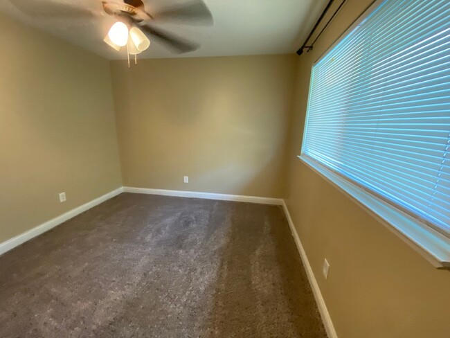 Building Photo - Charming home for rent in Visalia