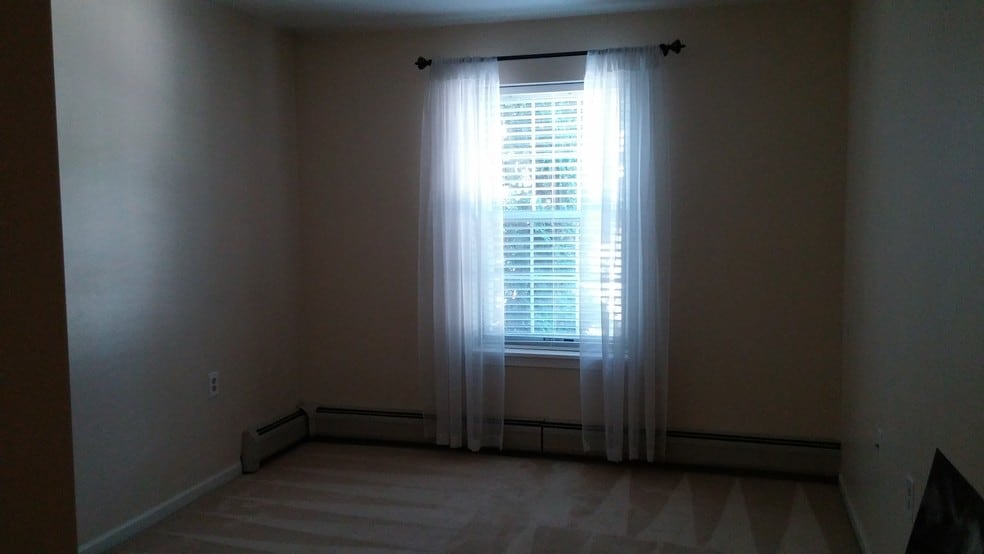 Unfurnished Bedroom - 386 Hildred Dr