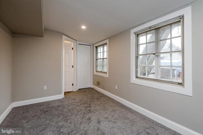 Building Photo - 21 Elm Rd