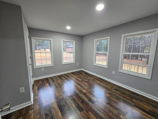 Building Photo - NEW LISTING!!!!!