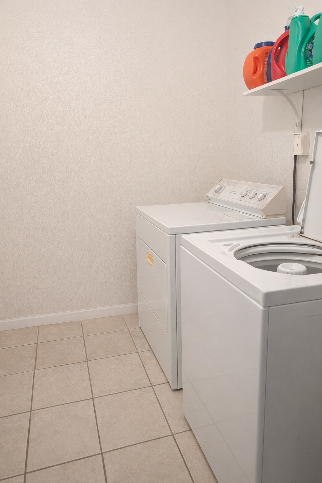 Laundry room - 715 W 18th St