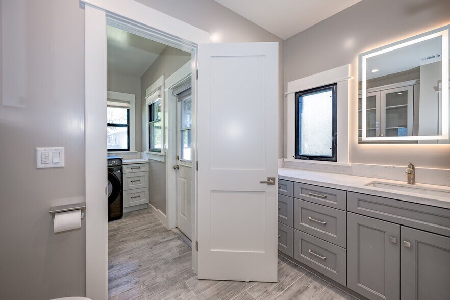 Hallway bath - 494 S Marengo Ave