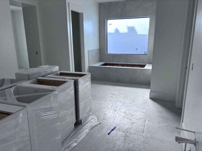 Building Photo - Gorgeous 7 bed 8 bath home with Swimming Pool and RV Garage