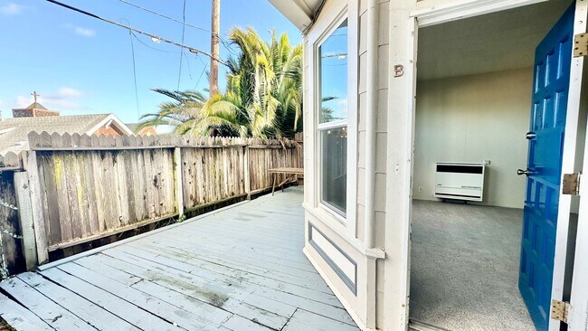 Building Photo - Sweet ground floor 1 Bedroom with a Sunny Wrap Around Deck and In-Unit Washer & Dryer