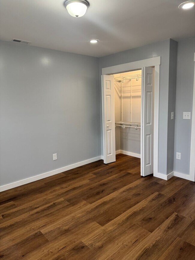 Building Photo - 913 E Myrtle Ave