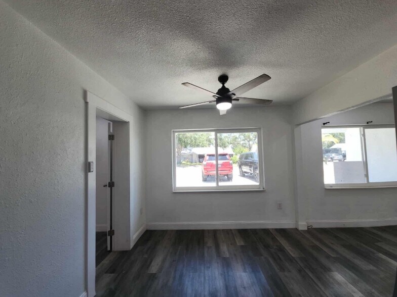 Building Photo - 3107 37th Ave W