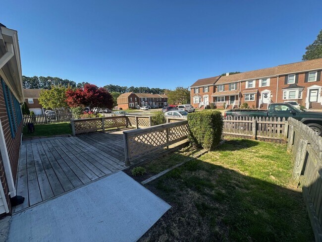 Building Photo - 2 Bed 2 Bath Townhouse