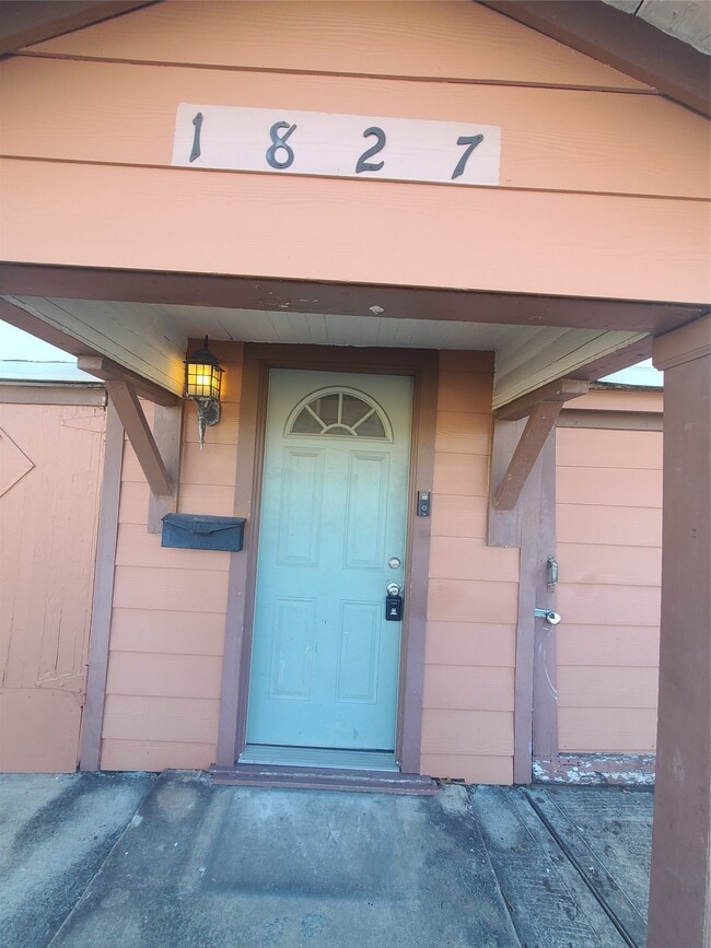 Building Photo - 1827 Fourcade St