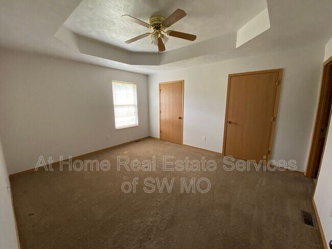 Building Photo - 1090 W Red Ln