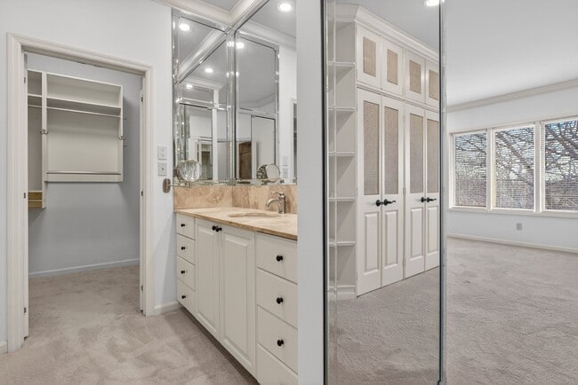 Building Photo - 155 N Hanley Rd