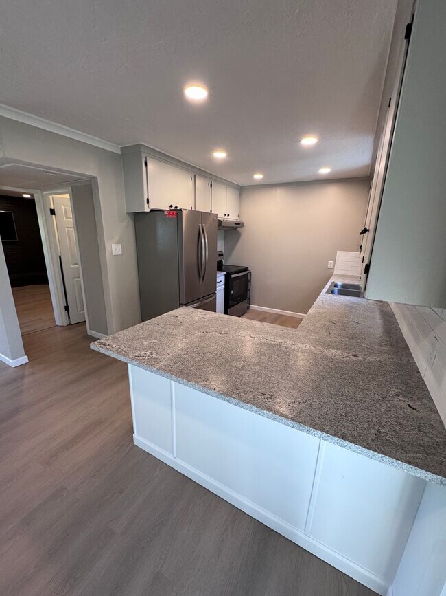 Building Photo - Mayo Meadow 3 Bed 1.5 Bath Cutie! Fully Up...