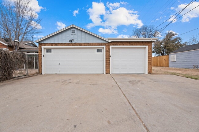 Building Photo - 5-Bedroom Home Available for Summer 2026 Pre-Lease!