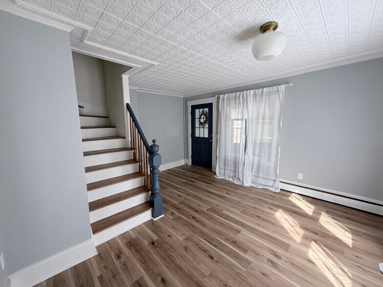 Livingroom - 221 Baldwin St