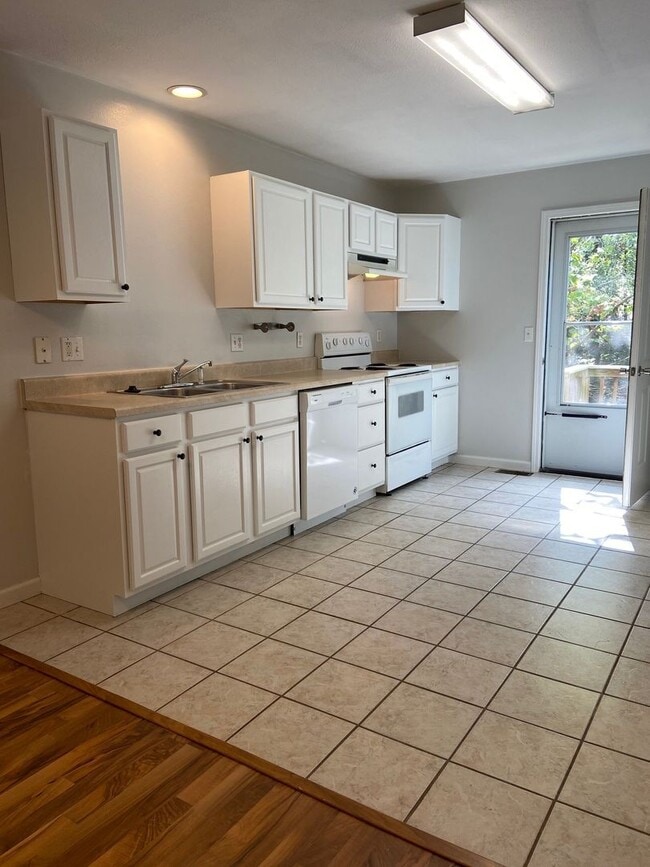 Building Photo - Single-Family Home in Branson