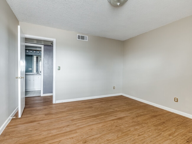 Building Photo - 6728 N Meridian Ave