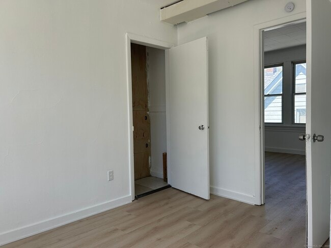 Building Photo - 18 Eastwood Ave
