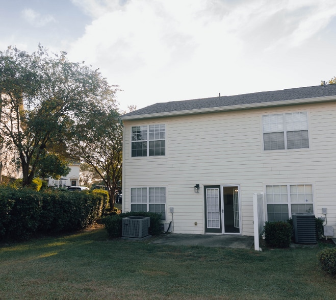 Building Photo - 750 Majestic Dr