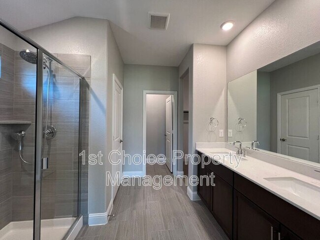 Building Photo - 2101 Sun Star Dr