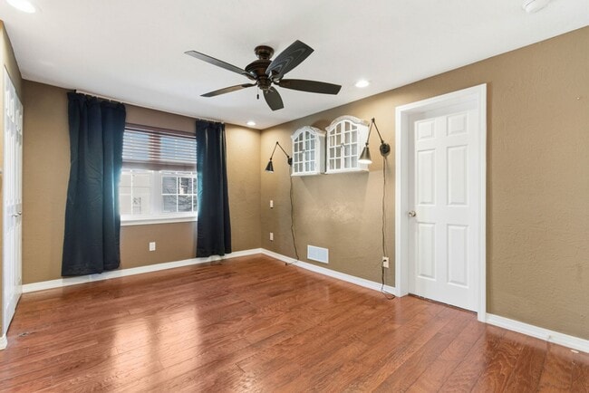 Building Photo - Charming 3 Bedroom/4 Bathroom Detached Home Located In The South Side Flats.  Available Immediately.
