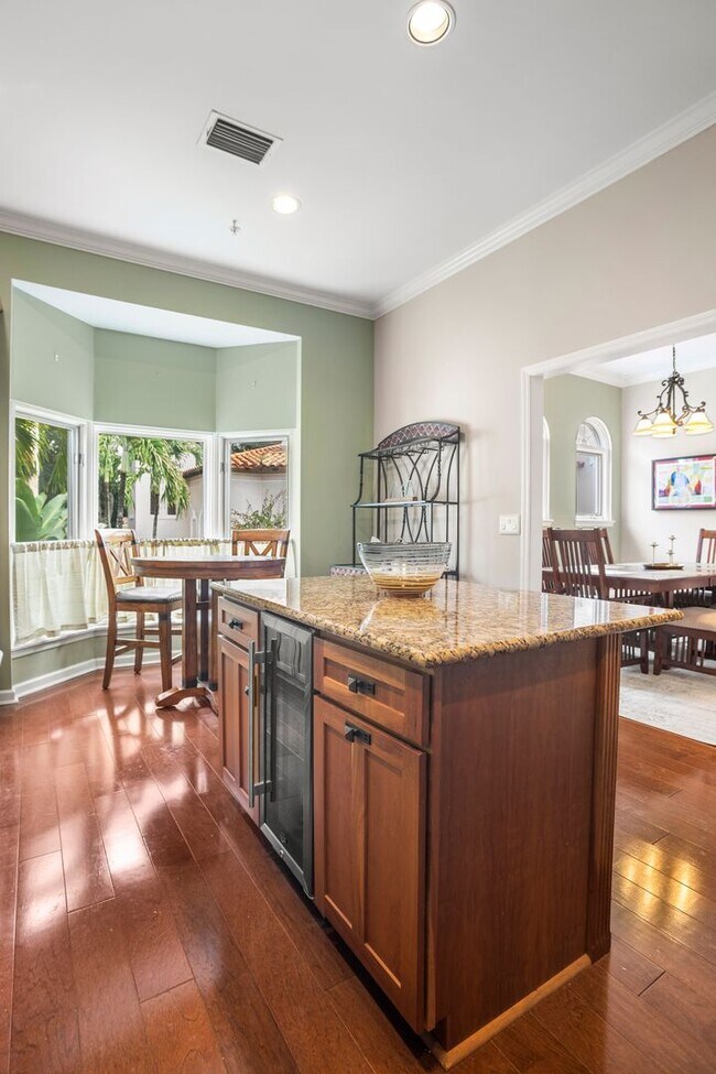 Building Photo - ** OLDE NAPLES ** 3 BED + DEN / 3 BATH - GARAGE - WALK TO BEACH & DOWNTOWN - SHORT TERM RENTAL