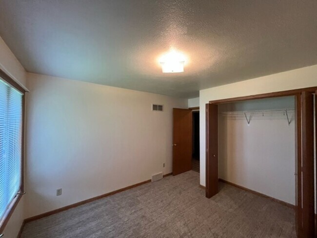 Building Photo - 330