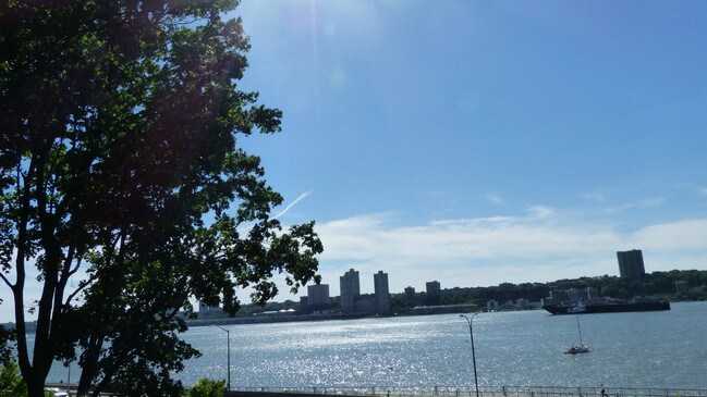 Building Photo - Super Sunny 1 BD, Panoramic Windows, Gut Renovated Granite Kitchen & Fabulous UWS Location!