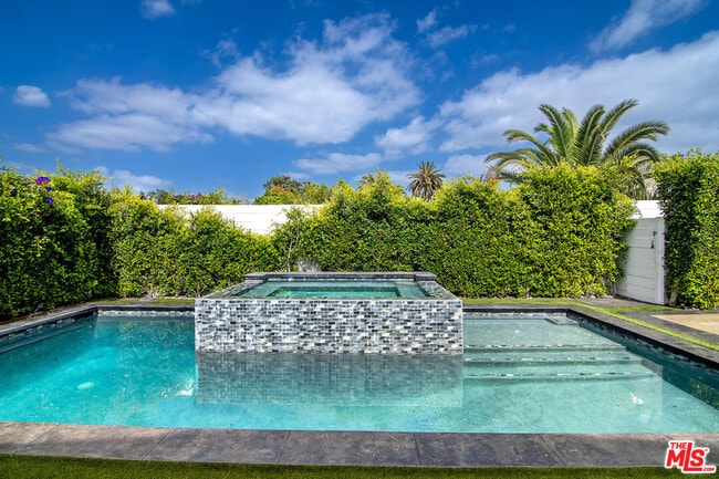Building Photo - 418 N Poinsettia Pl
