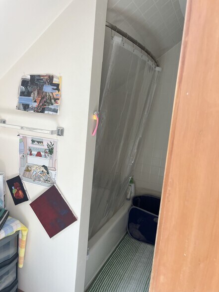 Bathroom 2 - 4322 N Lincoln Ave