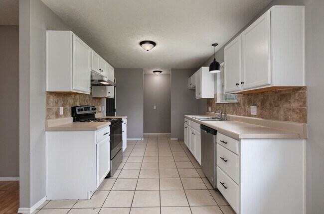 Building Photo - REMODELED 3 Bedroom | 2 Bathroom | 2 Car G...