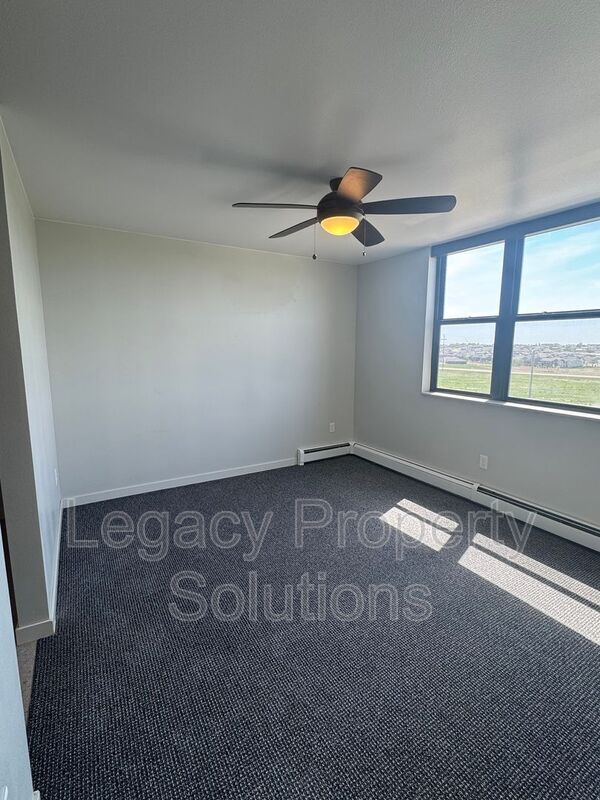 Building Photo - 202 E Greenfield Ln