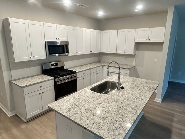 Building Photo - AMAZING LOCATION - 10 Minutes from both Su...