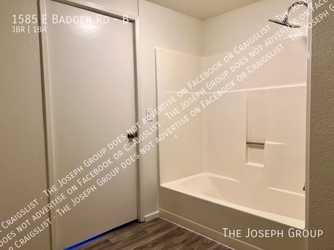 Building Photo - 1585 E Badger Rd