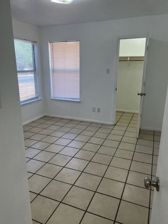 Building Photo - 669
