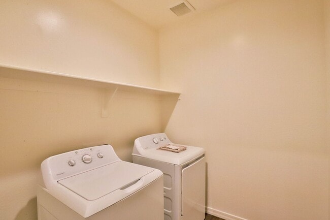 Building Photo - Spacious 4 bed 3 bath